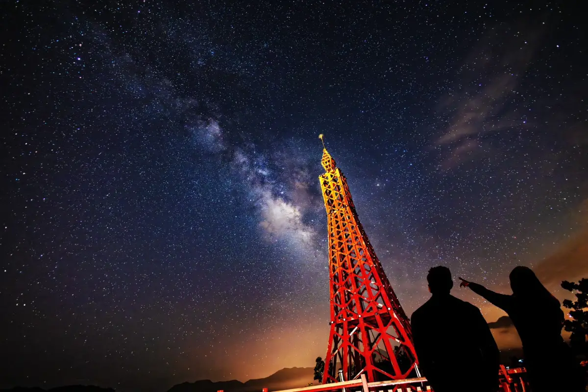 ▲「拉拉山星樂園」夜間體驗將從8月2日起每周六、日登場，分別有巴陵鐵塔、拉拉山星空導覽，活動免費，僅需先繳保證金，即日起開放線上報名。（圖／桃園市觀光發展基金會提供）