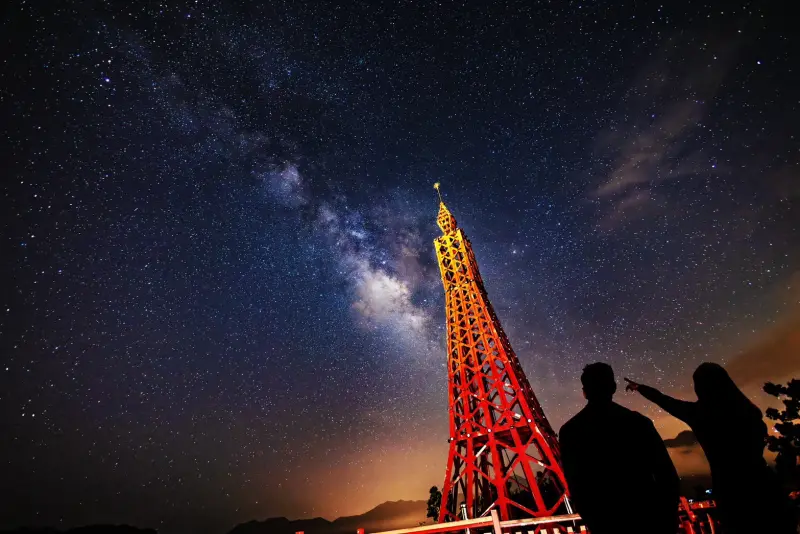 ▲「拉拉山星樂園」夜間體驗將從8月2日起每周六、日登場，分別有巴陵鐵塔、拉拉山星空導覽，活動免費，僅需先繳保證金，即日起開放線上報名。（圖／桃園市觀光發展基金會提供）