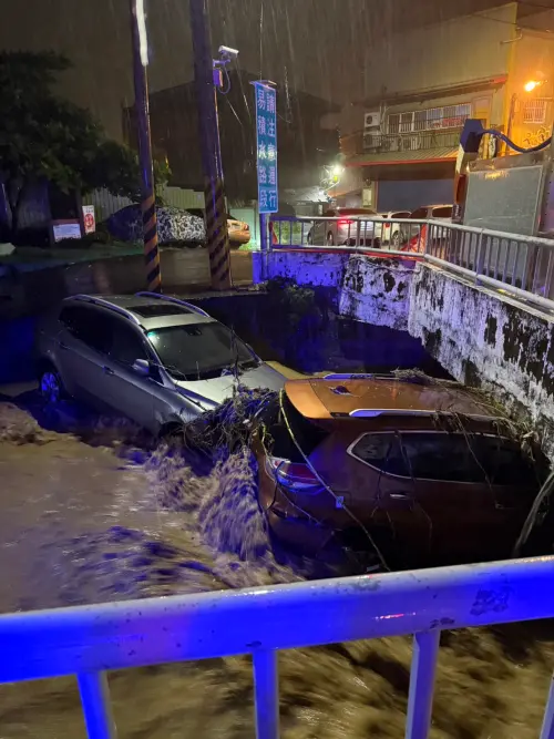 ▲彰化縣彰南路三段一帶，多部汽車被大水沖進水溝。（圖／彰化警方提供，2025.07.31）