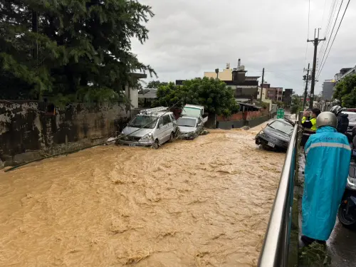 ▲彰化縣彰南路三段一帶，多部汽車被大水沖進水溝。（圖／彰化警方提供，2025.07.31）