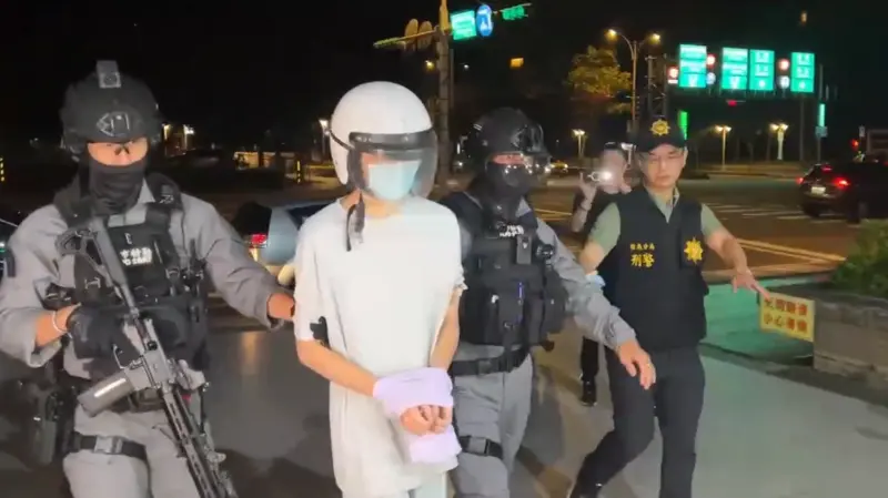 ▲22歲劉姓男子持刀割喉谷姓夜店女公關，信義分局在宜蘭逮捕他帶回偵訊。（圖／NOWnews攝影中心）