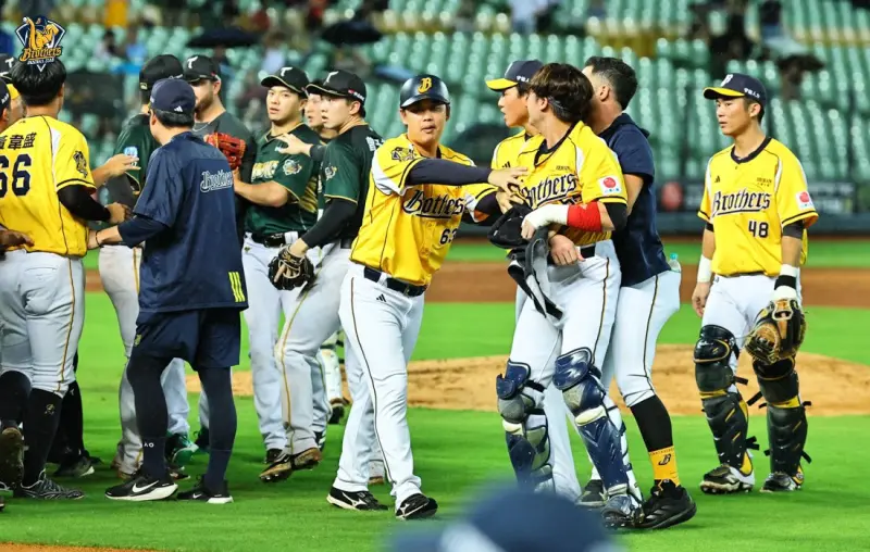 ▲台鋼雄鷹昨日首度體驗「大場面」，曾子祐反應迅速，將隊友艾速特拉開，避免衝突擴大。（圖／中信兄弟提供）