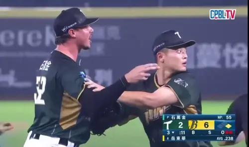 ▲台鋼雄鷹顏郁軒第一時間將石萬金架開，避免發生更大衝突。（圖／截圖自CPBL TV）