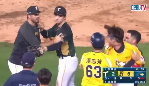 ▲台鋼雄鷹曾子祐第一時間將艾速特擋住，止住第二波衝突。（圖／截圖自CPBL TV）