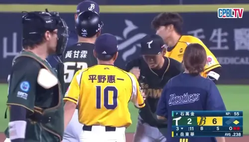 ▲台鋼雄鷹杜家明見到平野惠一後，非常有禮貌，脫帽敬禮。（圖／截圖自CPBL TV）