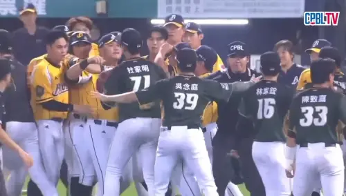 ▲台鋼雄鷹吳念庭原本站在第一個衝突點，但找不到切入得點。（圖／截圖自CPBL TV）