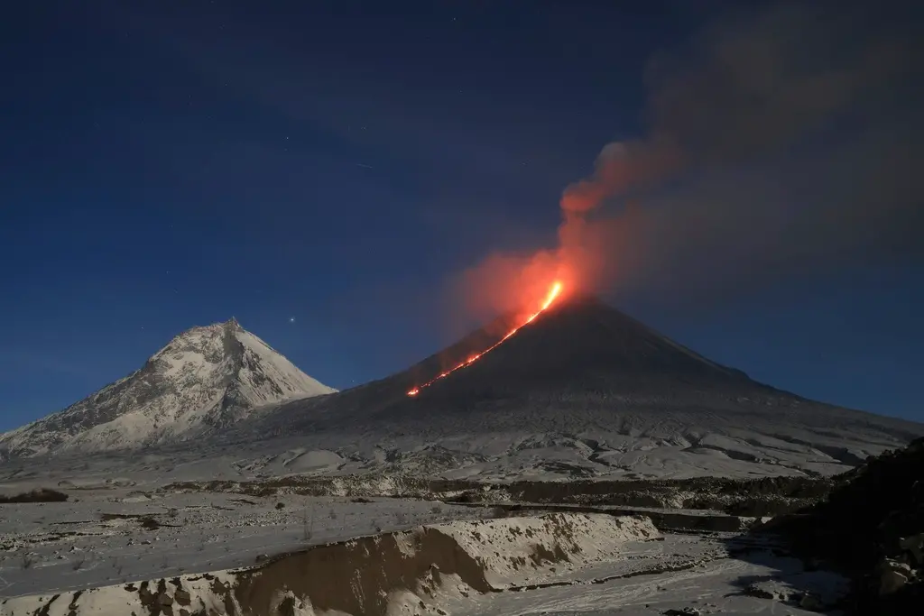 俄羅斯8.8強震後「北半球最大活火山」也噴發！熔岩流滿地