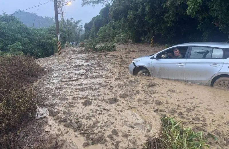 ▲霧峰區桐林國小附近山區出現土石流。（圖／台中市議員江和樹提供，2025.07.31）