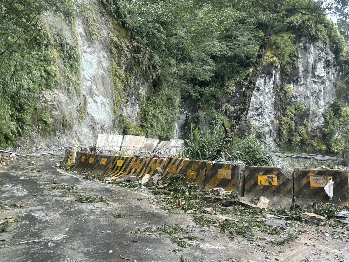 ▲台20線155K+100(栗園路段)，今（31）日上午7時03分發生邊坡坍方，公路局立即派遣廠商機具辦理搶災作業，並在9時恢復通行。（圖／公路局）