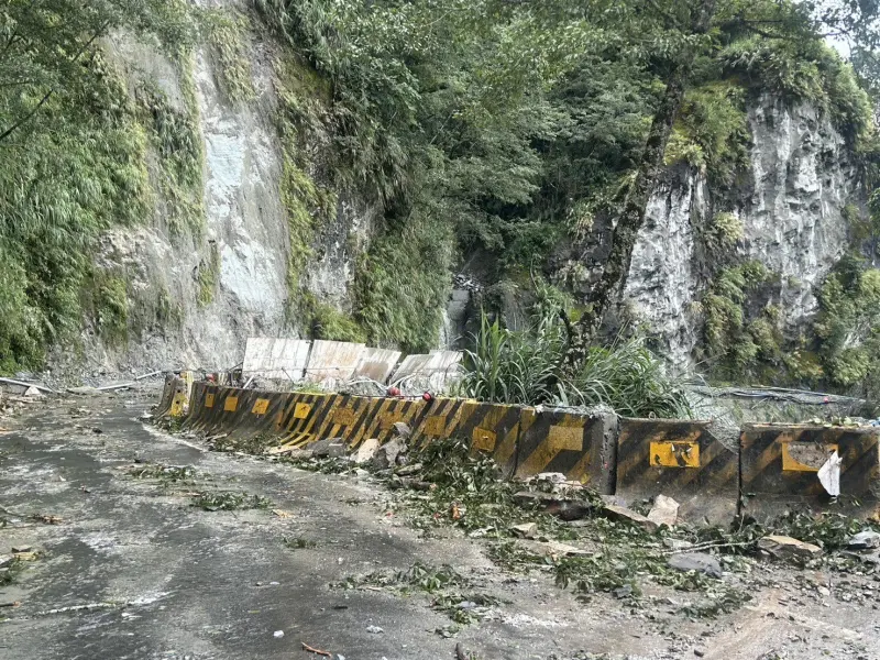 ▲台20線155K+100(栗園路段)，今（31）日上午7時03分發生邊坡坍方，公路局立即派遣廠商機具辦理搶災作業，並在9時恢復通行。（圖／公路局）