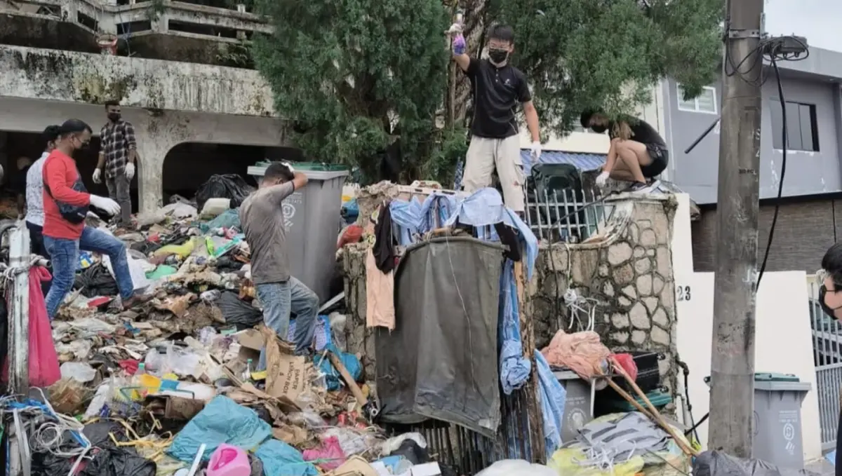 ▲一名76歲退休教師疑因長年沉迷收集回收物，將自家住宅變成「迷你垃圾場」。(圖／翻攝自X）