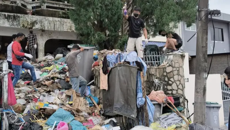 ▲一名76歲退休教師疑因長年沉迷收集回收物，將自家住宅變成「迷你垃圾場」。(圖／翻攝自X）
