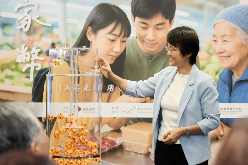 ▲客委會主任委員古秀妃，30日抽出可獲得客家幣的32組幸運號碼。（圖／客委會）