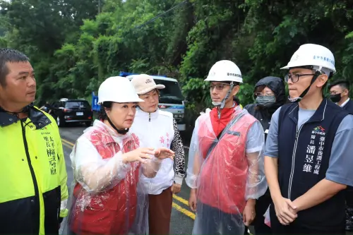 ▲台中市長盧秀燕到太平區勘災，要求全力搶通，保障居民安全。（圖／台中市政府提供，2025.07.31）