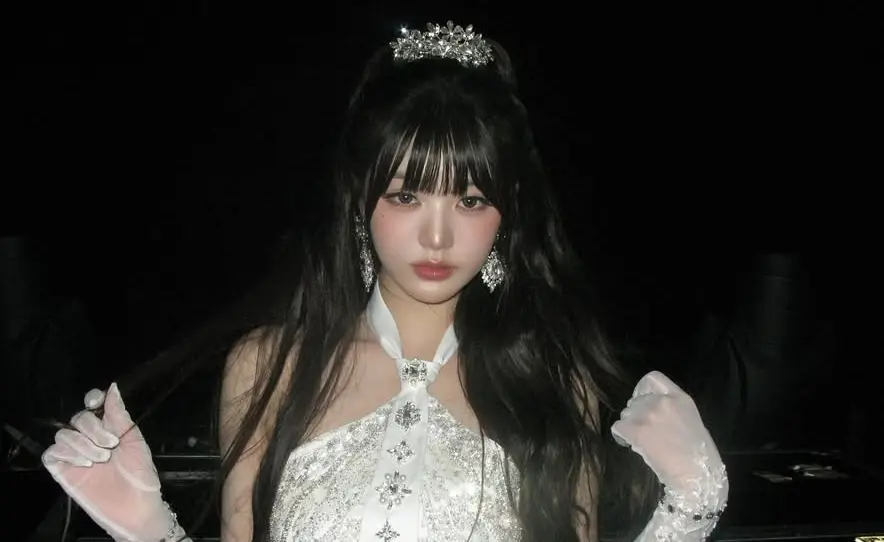 ▲張員瑛（如圖）昨（30）日與IVE成員一起擔任足球比賽開球，而張員瑛身穿緊身爆乳裝，擠出豐滿事業線，意外引發兩派爭論，而事後，Rei也親自曝光服裝內幕。（圖／張員瑛IG）