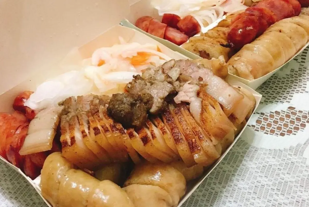 ▲台中超人氣「胖子修行動餐車」主打炭烤古早味美食，花生糯米腸、原味香腸、竹筍香腸與鹹豬肉都很受歡迎。（圖／胖子修行動餐車臉書）