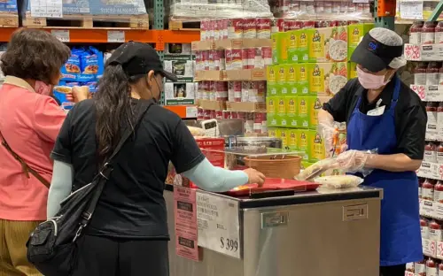 ▲好市多試吃攤位是多數人看到都會湊上前體驗的服務。（圖／Costco好市多 商品經驗老實說）