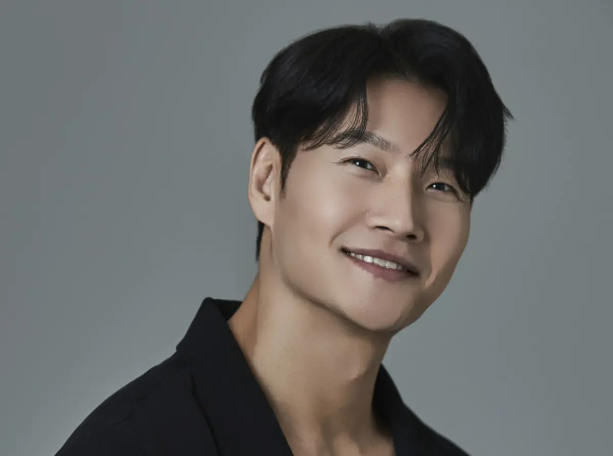 ▲金鍾國節省出名，6月時以62億韓元買下豪宅，他也不否認未來當作新婚房使用。（圖／官網터보제이케이컴퍼니）