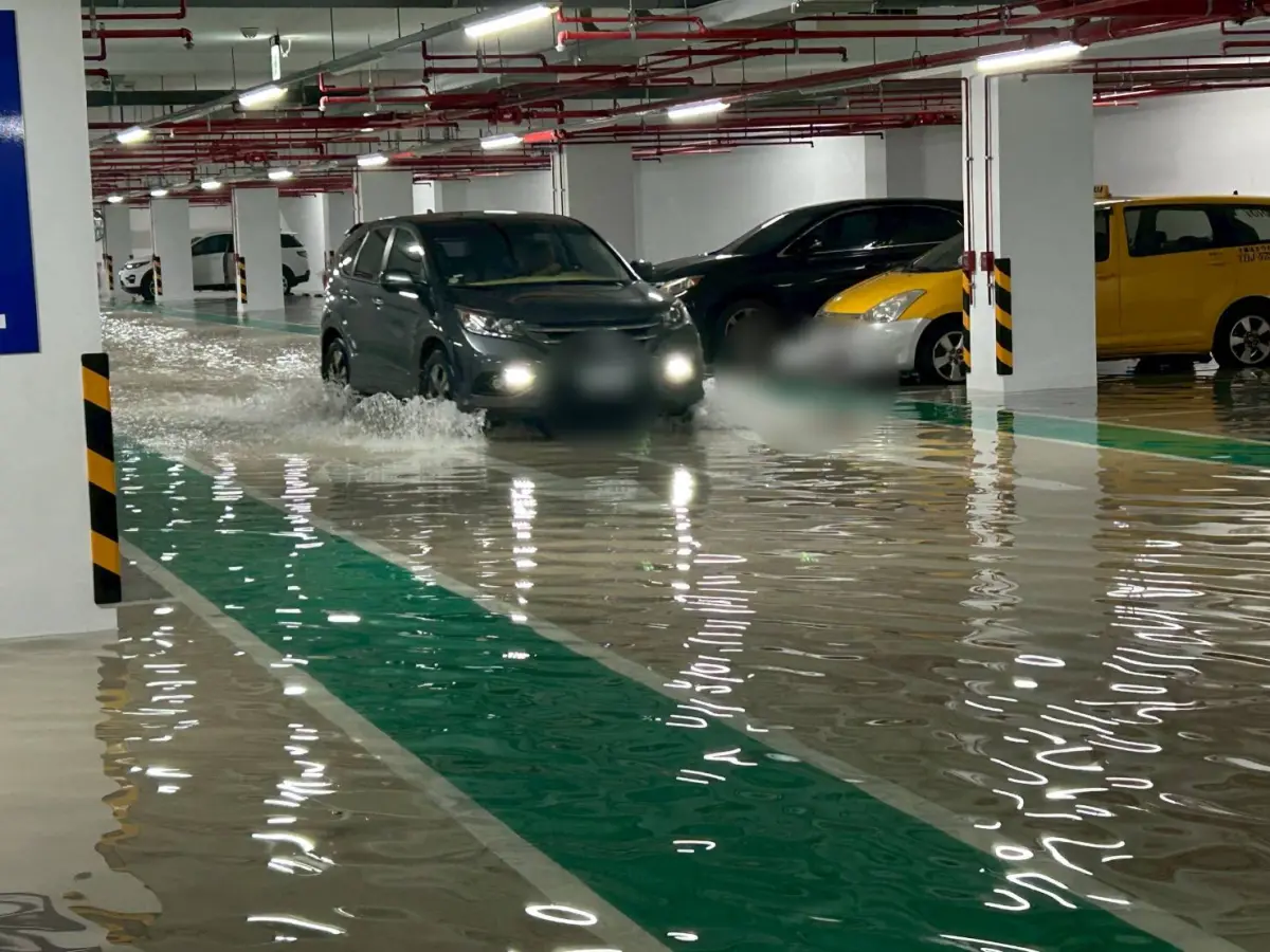 ▲益民國小地下停車場凌晨遭遇強降雨襲擊，傳出淹水災情(圖／李天生提供2025.7.31)