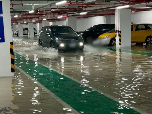 ▲益民國小地下停車場凌晨遭遇強降雨襲擊，傳出淹水災情(圖／李天生提供2025.7.31)