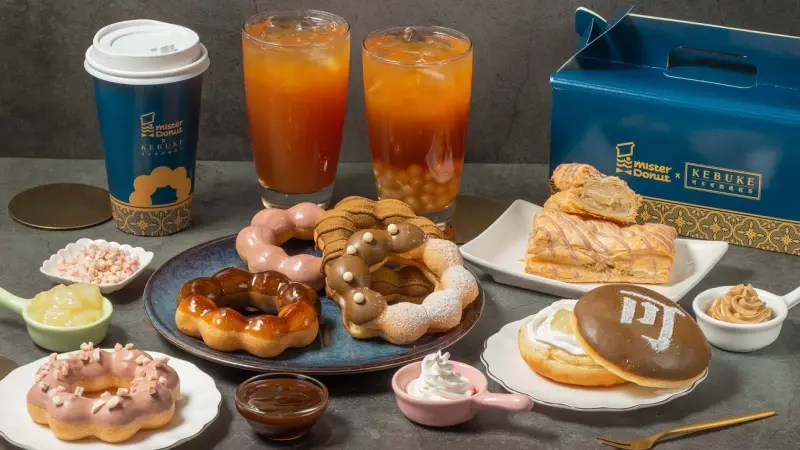 ▲Mister Donut聯名可不可熟成紅茶，8月1日開賣熟成紅茶、胭脂紅茶等9款波提、巧貝甜甜圈，新品「買5送1」或「買6送2」優惠；還喝得到手搖飲料第二杯5折。85度C台中開搶一元生甜甜圈。（圖／Mister Donut提供）