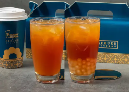 Mister Donut聯名「可不可熟成紅茶」甜甜圈!85度C推1元生甜甜圈 ▲左起:「冷露珍珠熟成紅茶L (冰)」75元、「熟成蜜香紅茶L (冰)」60元。(圖/Mister Donut提供)