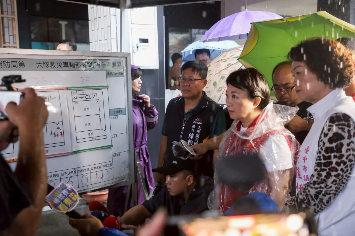 ▲市長盧秀燕前往太平區火災現場關心傷者及家屬(圖／市政府提供2025.7.31)