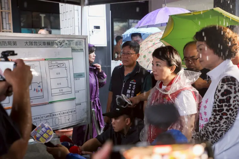 ▲市長盧秀燕前往太平區火災現場關心傷者及家屬(圖／市政府提供2025.7.31)