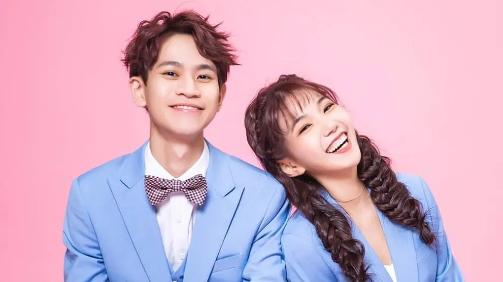 ▲Andy（左）公開開撕前女友家寧（右）一家後，檢方於昨（30）日宣布偵結，檢方起訴張家寧、她爸爸、媽媽和妹妹，張母曾淑惠涉侵占頻道收益逾4300萬元，竟還在偵訊過程中辯稱這些收益為「孝親費」，讓全網都炸鍋。（圖／翻攝自眾量級臉書）