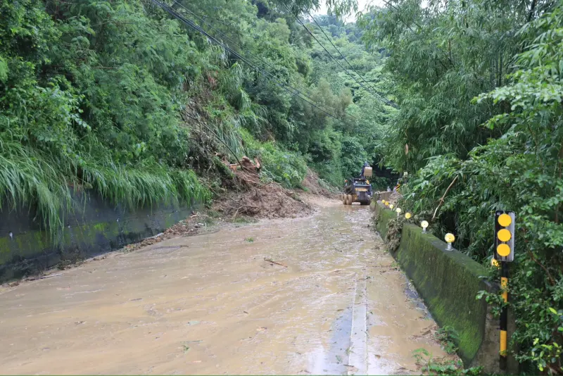 ▲太平區黃竹里竹村路清晨發生邊坡崩塌，導致道路中斷(圖／市政府提供2025.7.31)