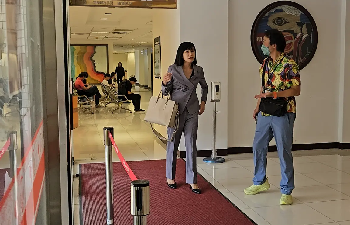 ▲和呂秋遠有私生子的林沄蓁律師，陪同信義區割喉案嫌犯接受偵訊。（圖／記者劉松霖攝，2025.06.20）