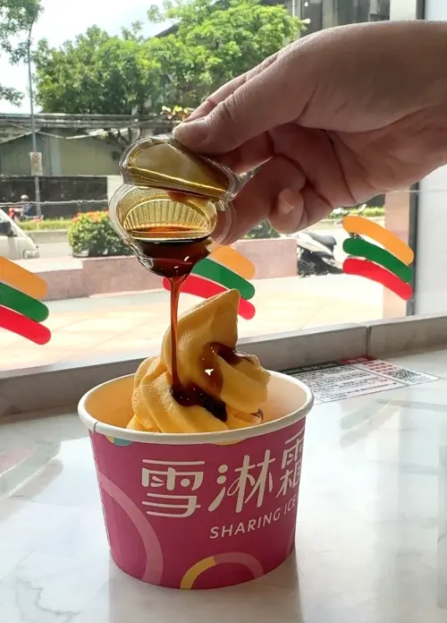 超人氣口味「統一布丁霜淇淋」升級回歸,只要購買任一支即可享5元加價購「布丁焦糖淋醬」。(圖/記者鍾怡婷攝) ▲超人氣口味「統一布丁霜淇淋」升級回歸,只要購買任一支即可享5元加價購「布丁焦糖淋醬」。(圖/記者鍾怡婷攝)