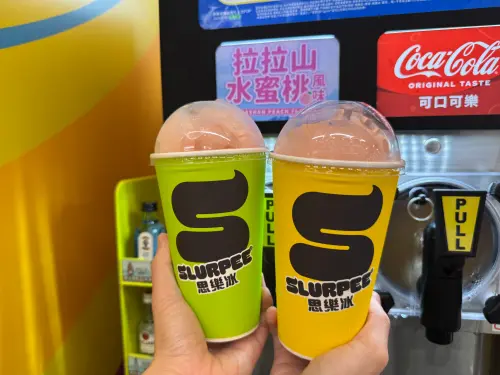 7-11思樂冰也推出全新升級的「拉拉山水蜜桃風味思樂冰」,添加桃園拉拉山水蜜桃汁讓果香更突出。(圖/記者鍾怡婷攝) ▲7-11思樂冰也推出全新升級的「拉拉山水蜜桃風味思樂冰」,添加桃園拉拉山水蜜桃汁讓果香更突出。(圖/記者鍾怡婷攝)