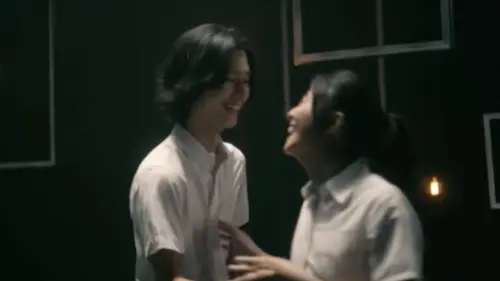 ▲若盈(右)在金曲歌后艾怡良的歌曲MV中,與另一名金曲歌后魏如萱現任男友、她的前男友Ian一同演出。(圖/翻攝自艾怡良YouTube) ▲若盈(右)在金曲歌后艾怡良的歌曲MV中,與另一名金曲歌后魏如萱現任男友、她的前男友Ian一同演出。(圖/翻攝自艾怡良YouTube)