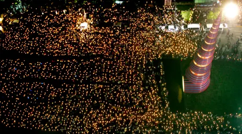 ▲韓國民眾當年為了抗議美牛進口，曾大舉走上街頭示威，如今這些歷史照片也成為韓美談判中的護身符。（圖／美聯社／達志影像）