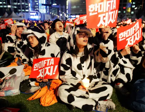 ▲韓國民眾當年為了抗議美牛進口，曾大舉走上街頭示威，如今這些歷史照片也成為韓美談判中的護身符。（圖／美聯社／達志影像）