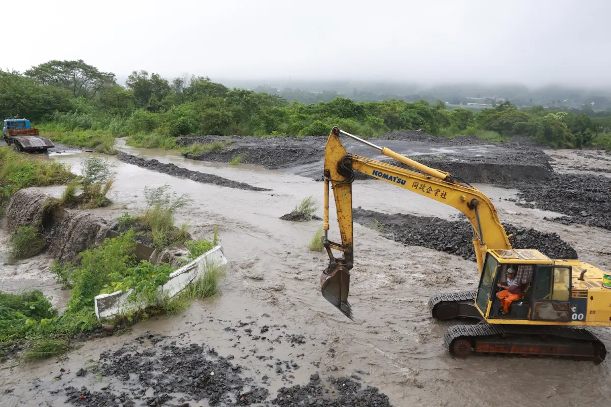 ▲西南氣流持續影響台灣，在中南部縣市山區降下致災性豪雨，不少山區已經連續好幾天防災假。（圖／高雄市長陳其邁臉書）