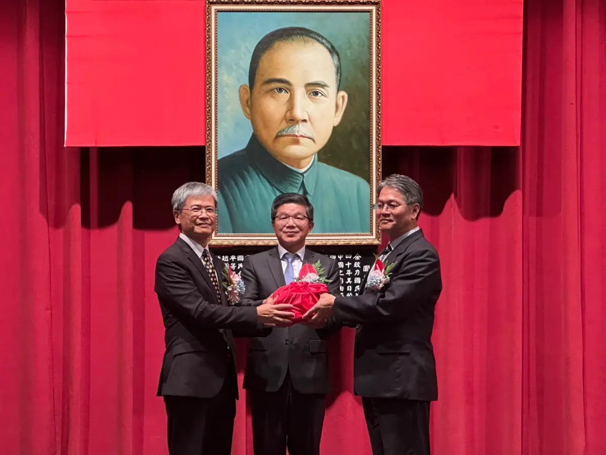 ▲台電屏東區處處長交接，卸任處長饒祐禎處長（左）、監交人配電處黃銘宏處長（中）、新任處長仇忠銘處長（右）。（圖／台電屏東區提供）