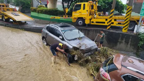 吃了滿臉的草！彰化落水轎車上岸畫面曝光　排水溝竟有驚人黑歷史
