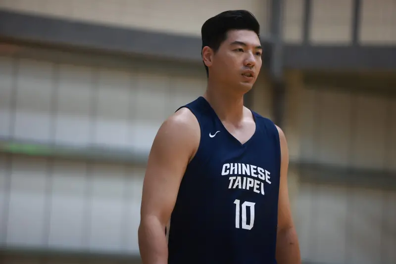 ▲胡瓏貿本次再度入選中華隊亞洲盃12人名單，他今（31）日受訪時透露重回國家隊很開心，還現場沙盤推演晉級態勢，首要目標重返8強，將遭遇中國、日本2大強敵。（圖／記者葉政勳攝，2025.07.31）