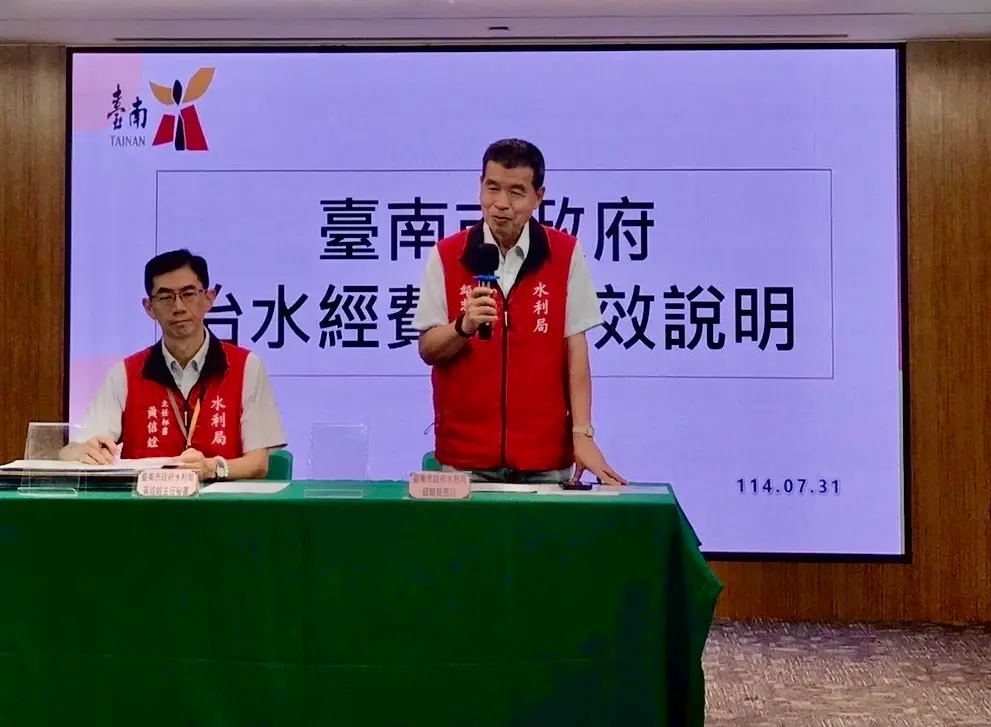 ▲臺南市治水預算說明記者會，水利局長邱忠川估算，全面完成區域排水整治尚需約800億元經費。累計執行415億元，尚短缺385億元，治水經費明顯不足。(圖／南市府提供)