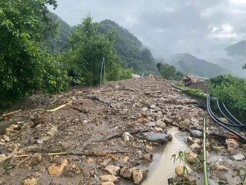 快訊／雨下不停！南投強降雨道路坍方泥流　8國中小明停課
