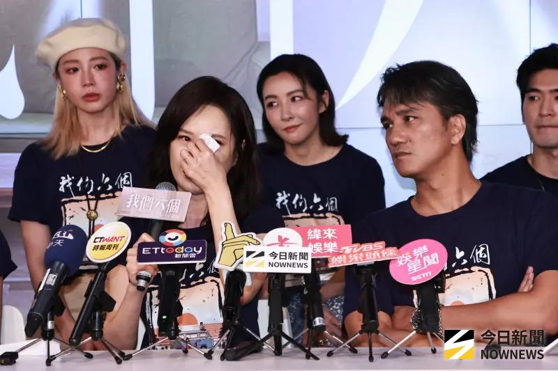 ▲天心（左）出席《我們六個》首映會，見到角色原型認不住淚崩，也想到結婚9年的韓國老公，感受到幸福不容易。（圖／記者吳翊緁攝）