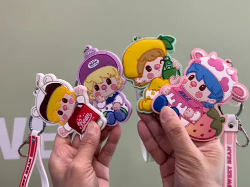 ▲7-11聯名泡泡瑪特推小甜豆系列，包包上「經典吊飾」售價149元。（圖／記者鍾怡婷攝）