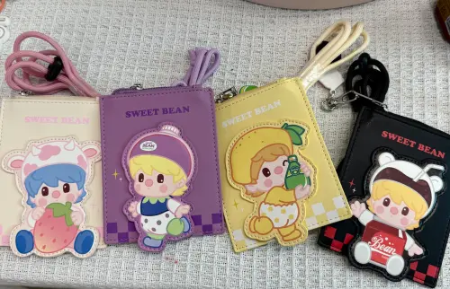 ▲7-11聯名泡泡瑪特推小甜豆系列，包包上「經典吊飾」售價149元。（圖／記者鍾怡婷攝）