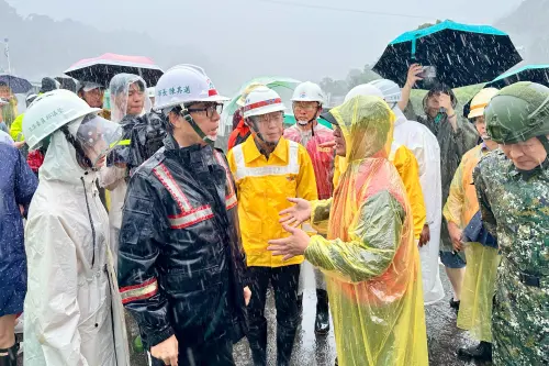 ▲陳其邁勘察寶來二號橋，了解道路搶通的進度，並感謝公路總局及軍方全力動員協助，他也要求工務局全力支援協調，務必加速道路的搶通。（圖／高市府提供）