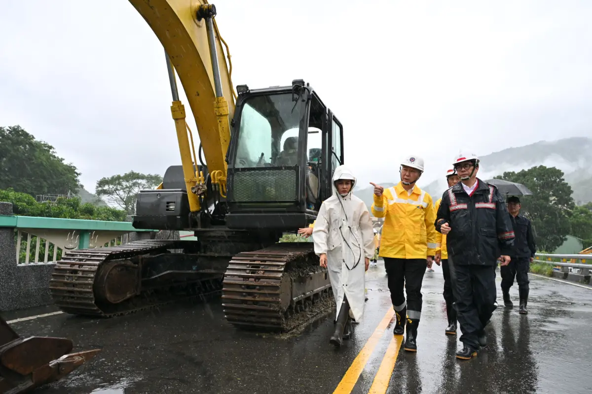 ▲陳世凱特別請公路局局長林福山調度動員最大人力、機具及橫向單位資源，以最快速度積極搶通道路。（圖／公路局提供）