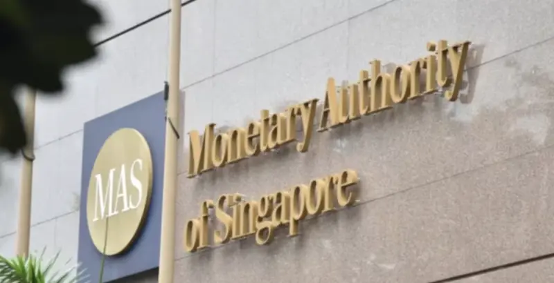 ▲新加坡金融管理局（MAS）宣布維持貨幣政策不變，以觀望全球貿易情勢與美國關稅政策對經濟的影響。（圖／翻攝自THE BUSINESS TIMES）