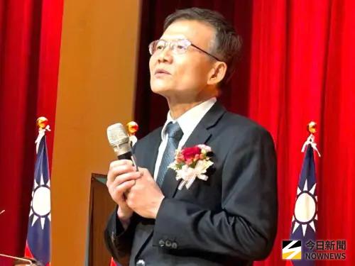 ▲台電公司大林發電廠廠長李志光說明認養公園造景植樹減碳的情形。(資料照／記者黃守作攝)