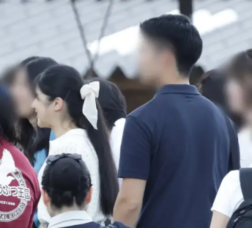 ▲日本愛子公主與皇室近日到那須休養，到動物園參觀時，被拍到一名185公分的年輕男性陪同，日媒也起底他是愛子的青梅竹馬。（圖／翻攝自女性自身）